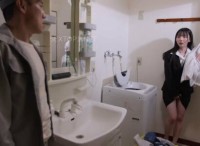 Qua nhà sếp tổng sửa dùm cái máy giặt thì thấy con gái ông ấy ngon quá - Qua nhà sếp tổng sửa dùm cái máy giặt thì thấy con gái ông ấy ngon quá ()