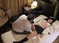 Thấy con gái càng lớn càng xinh, ông bố đã chuốc thuốc bán con cho đại gia để kiếm tiền
